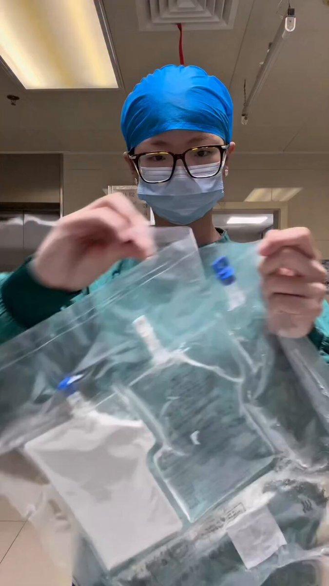 Process of an ICU nurse preparing a TPN bag, a medical method of providing a person’s entire daily nutritional requirements intravenously, completely bypassing the digestive system.

[📹 teng.dabao]